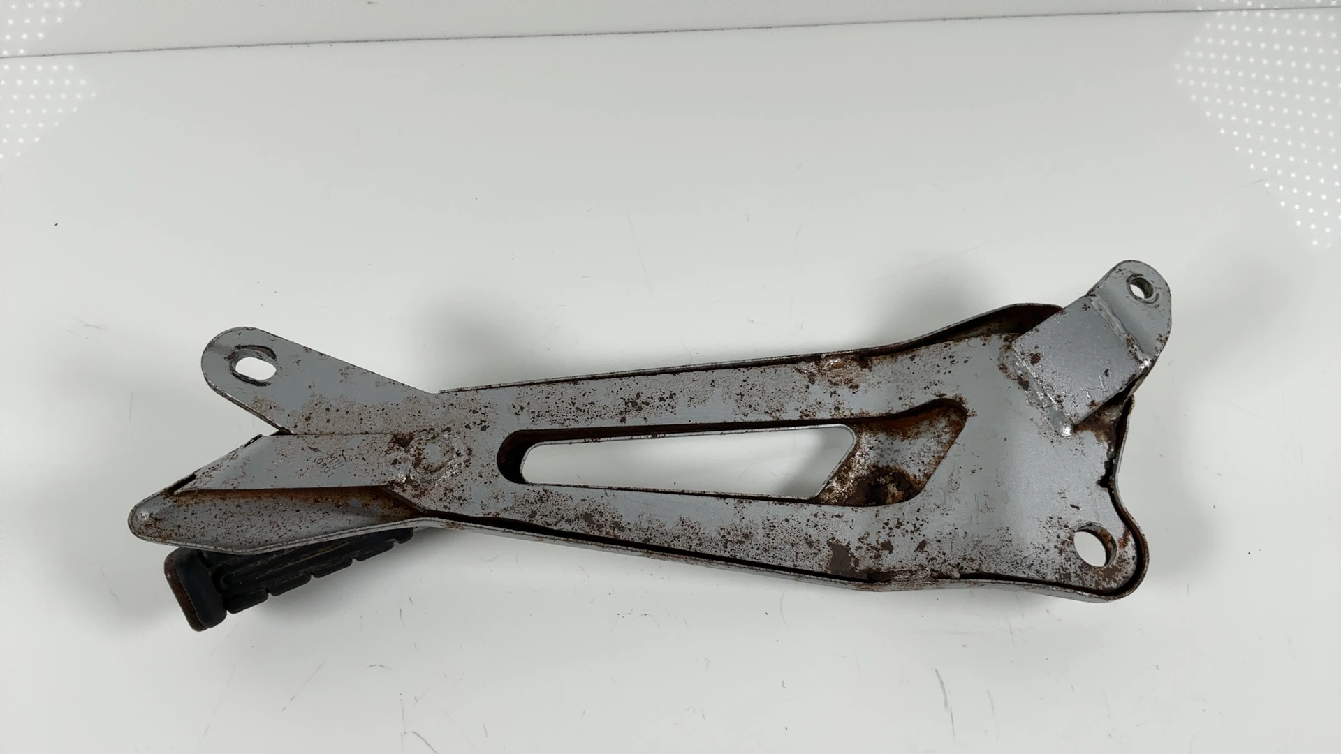 Yamaha YBR 125 CC Right Foot Rest Bracket 2005-2006 OEM 3D9-F7462-00 - Image 4