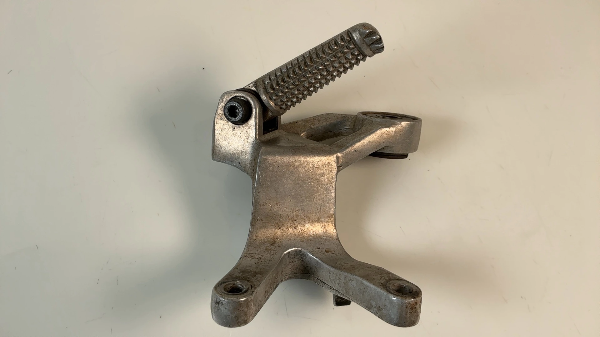 Yamaha YZF1000R YZF1000 1000cc Rear Right Footrest Hanger 1996-2003 4VD-27420-00 - Image 6