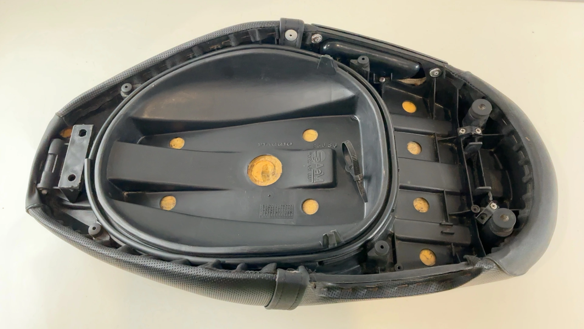 Piaggio Zip 50 Base SSL1T 50cc Rider Seat 1992-1994 OEM CM009605 SPAAM 25086 - Image 2