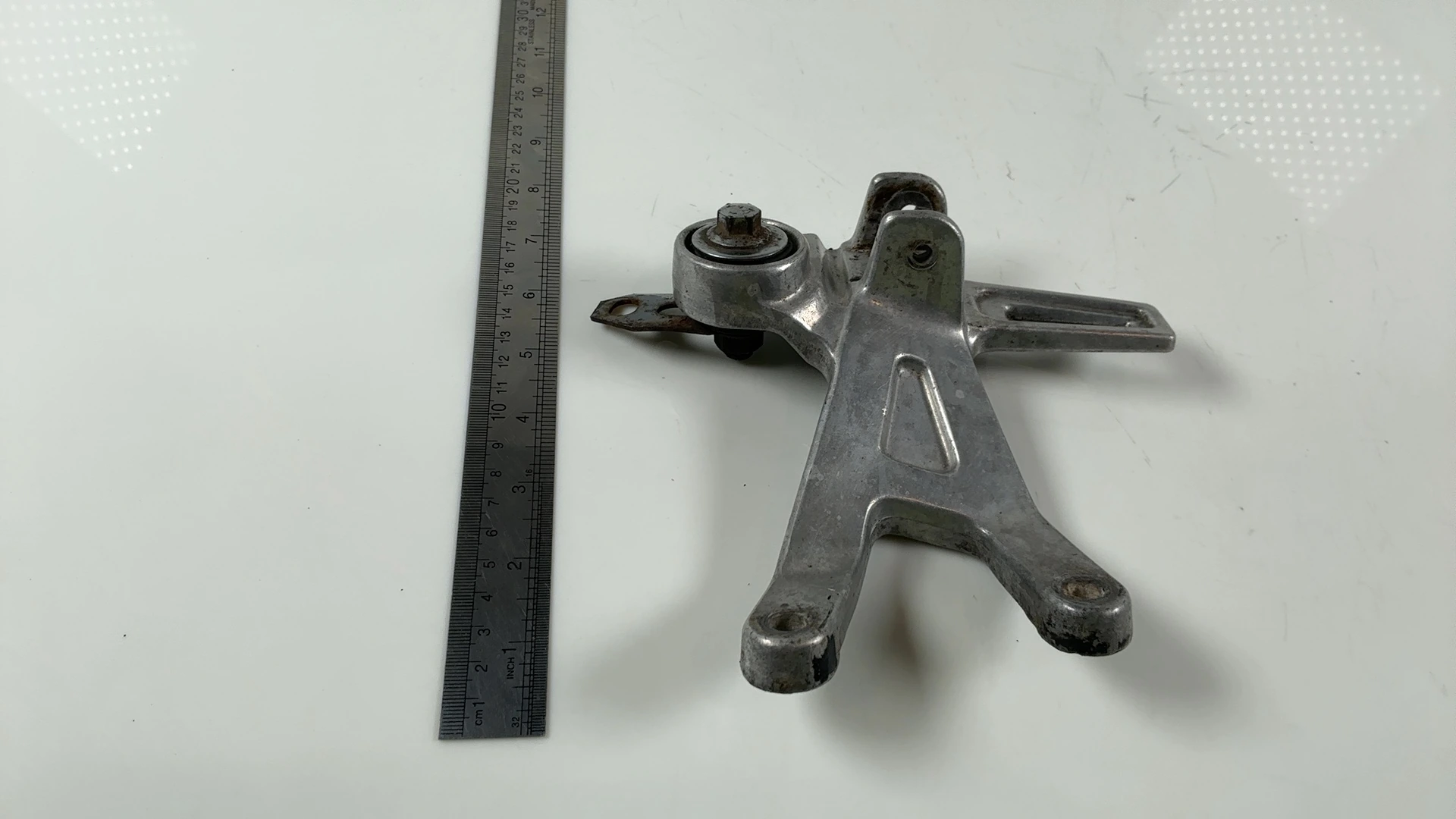 Yamaha FZR 1000 FZR1000 1000cc Right Rear Footrest Bracket 1987-88 2GH-2742L-00 - Image 4
