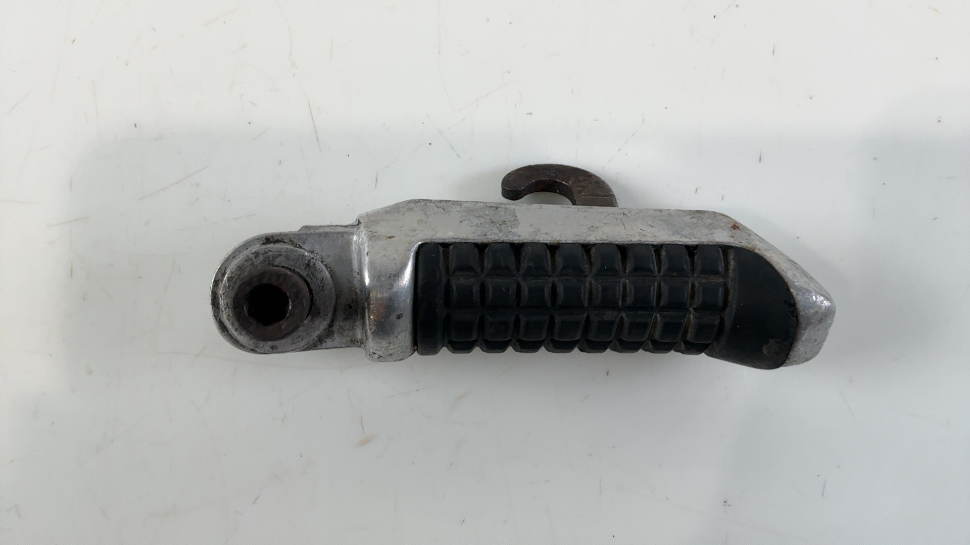 Suzuki GSX-R1100 GSXR1100 1100cc Rear Left Pillion Footpeg 1989-1990 43700-40C00 - Image 2